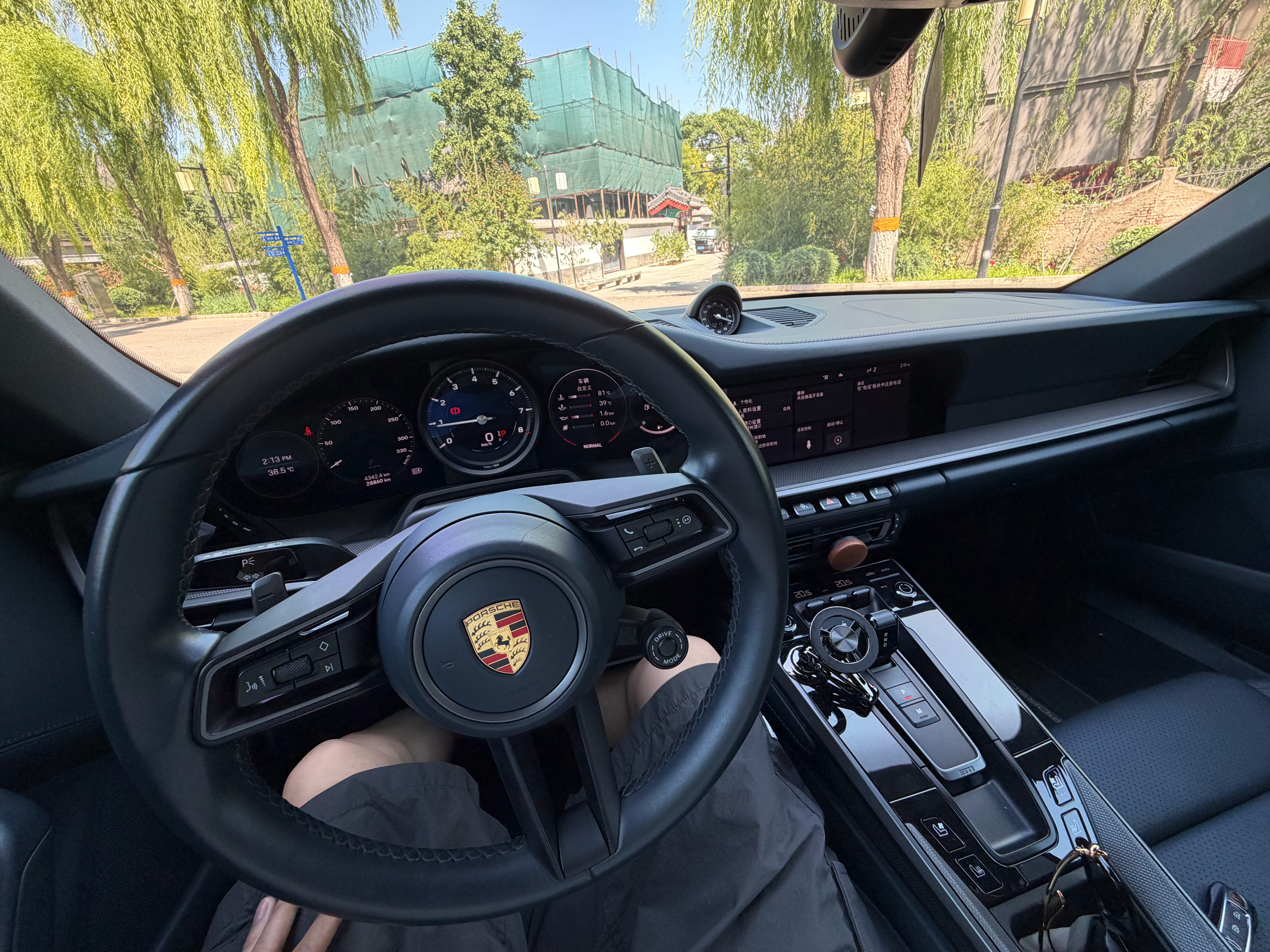 不知为何感觉卡罗拉开着比911更让我兴奋但小吴平时不喜欢坐卡罗拉 唉 虚荣的女人