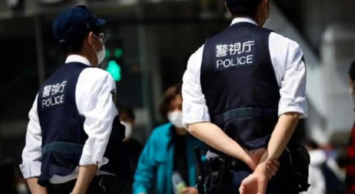 一场扫黄，把东京最见不得人的底给翻出来了。

大久保公园，站街女一排一排，各国媒