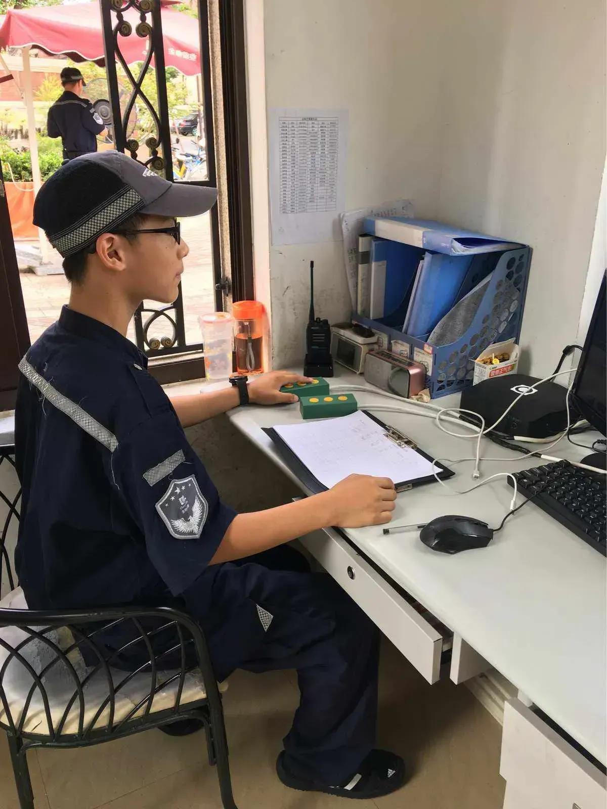 一位年轻的保安最近加入了我们公司。他看起来大约20岁左右，每天的主要工作是坐在大