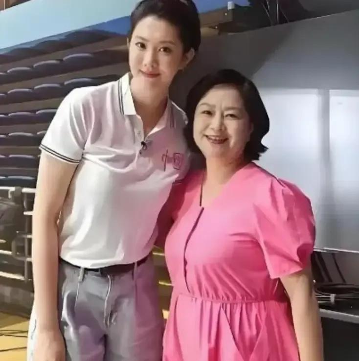 鞠萍当年被前夫逼到二选一，孩子钱只能带走一样，她抱起儿子把存折房产证全留下。
1