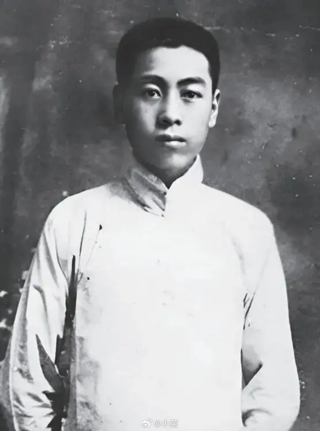 周总理年轻时候在南开期间留影，一个字帅