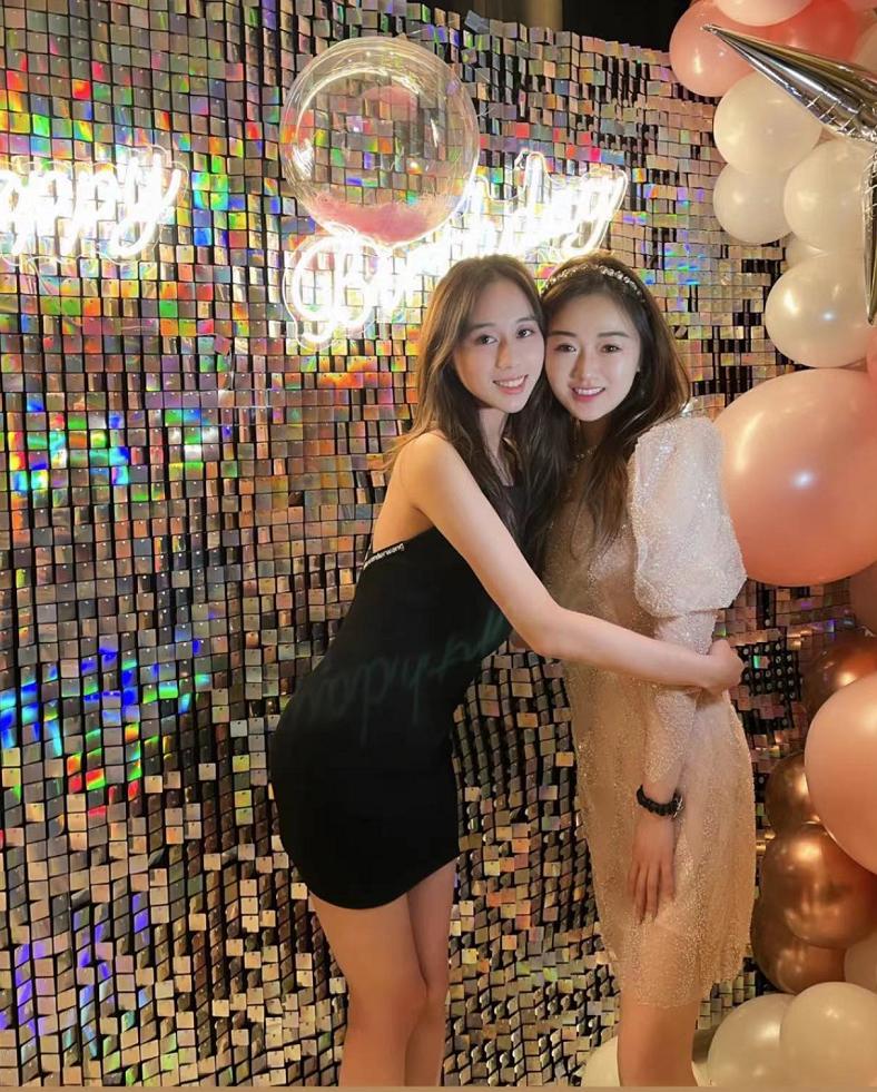6月5日名媛袁九儿晒出了自己的庆生会现场照，她打扮华丽，头上佩戴钻石发箍，脖子上