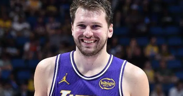 东契奇43分刷爆纪录比乔丹 詹姆斯父子同台秀暴扣