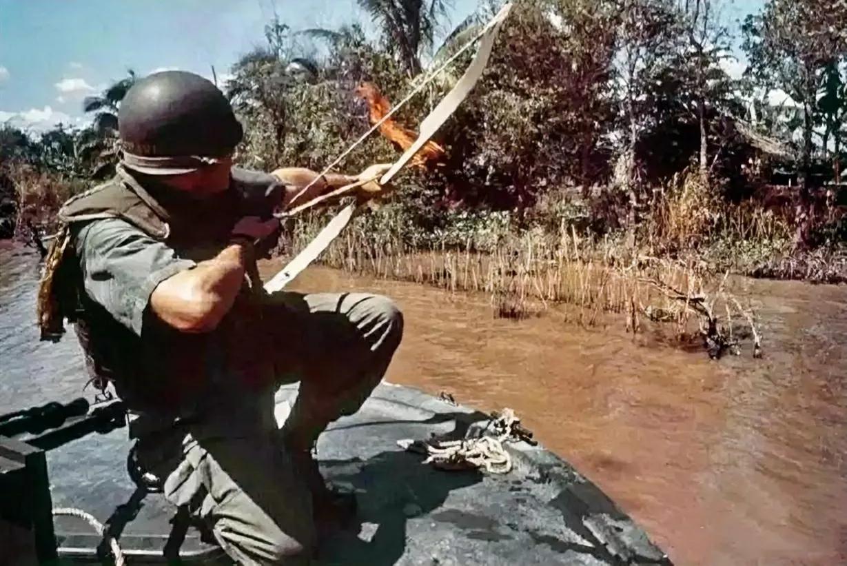 1968年，美军为清除北越游击队的藏身之地，浓密的丛林也让美国的现代化技术兵器威