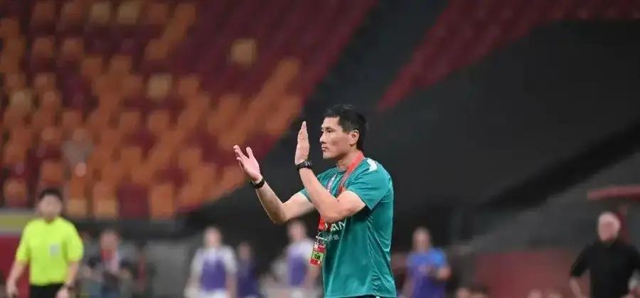 赵松源17岁，清华附中在读，国足0比5输巴勒斯坦后，他一个人站到混采区镜头前，成
