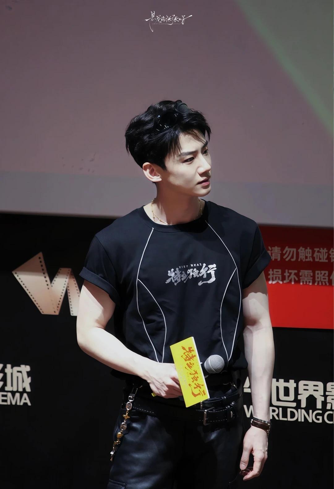 《特立独行》路演 白敬亭确实白！！
小白不是白叫的吧[嘻嘻R]
影片很好看  有