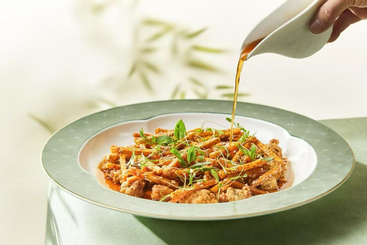 竹叶香中添美馔，人间至味是清欢。