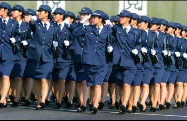 自卫队深夜也在训练！！外媒称日本正拉开重返大国战争的帷幕，民用港口皆被改造成“军