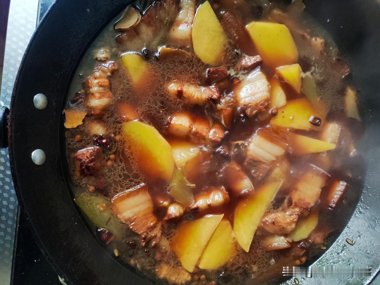 要评判你做的家常红烧肉咋样，得看你有没有掌握这些关键。做红烧肉选带筋的三层肥瘦相