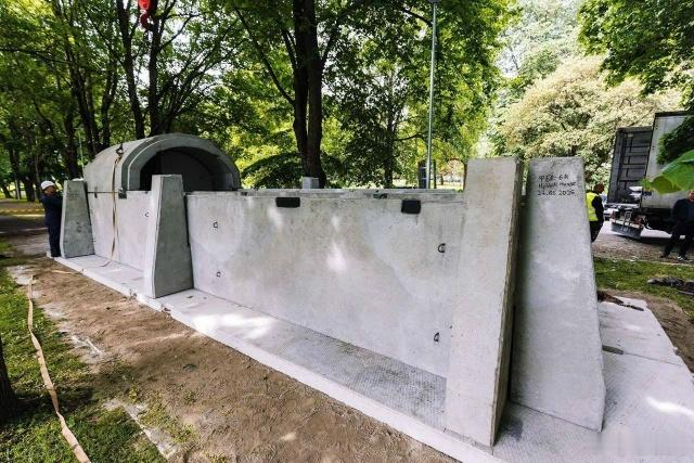 在塔林市中心,爱沙尼亚的第一个模块化庇护所直接安装在城市空间内。该设计是根据乌克
