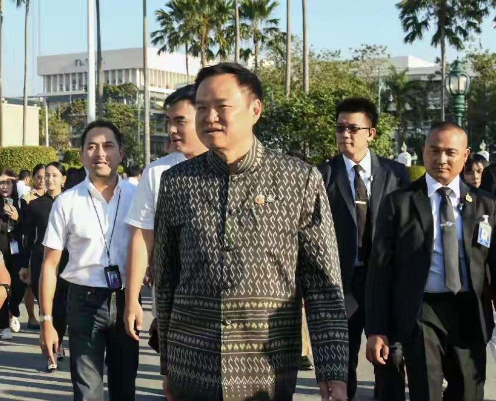 泰国三大派角逐，阿努廷保守，纳塔蓬年轻，他信两个外甥成长起来