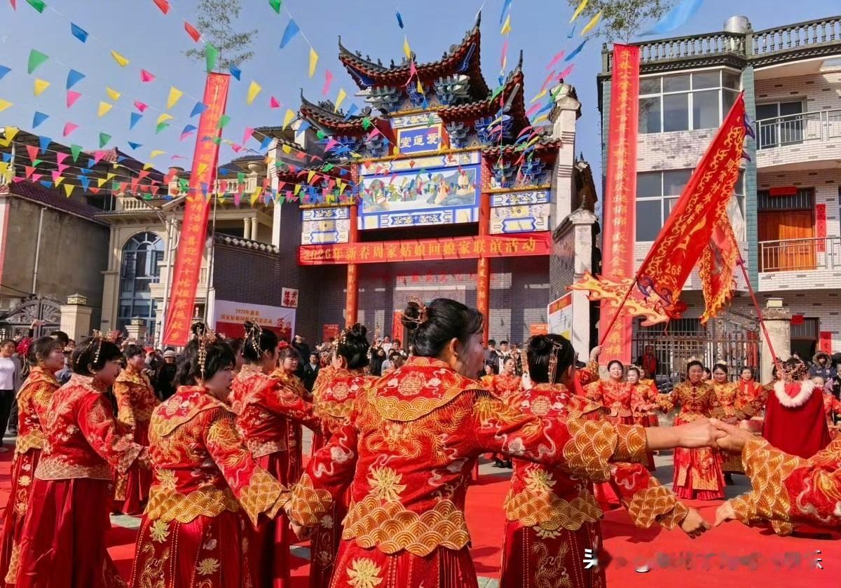 湖北阳新90位外嫁女集体回村过年，这场团圆看哭无数人
 
2月22日，湖北阳新一