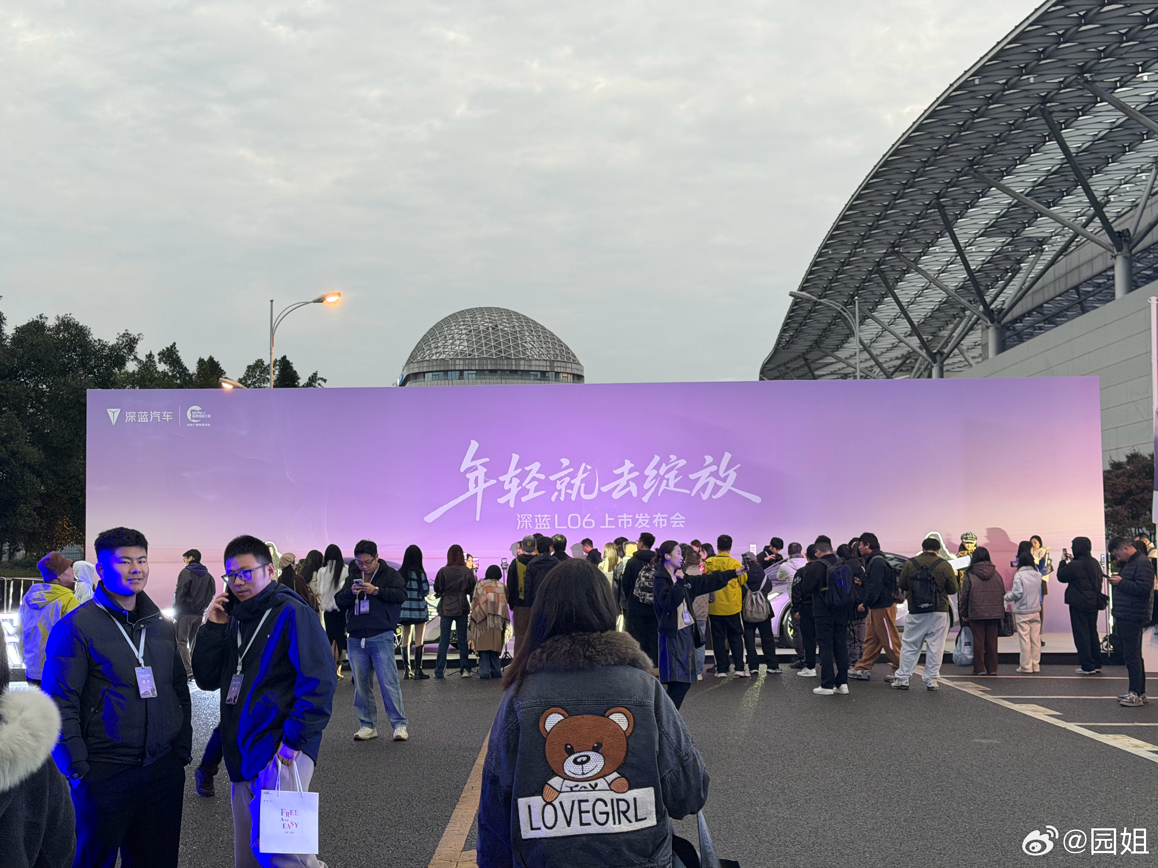 深蓝L06是专为年轻人打造的座驾，很多的时尚配色，轻盈的机身线条，内饰质感也不错