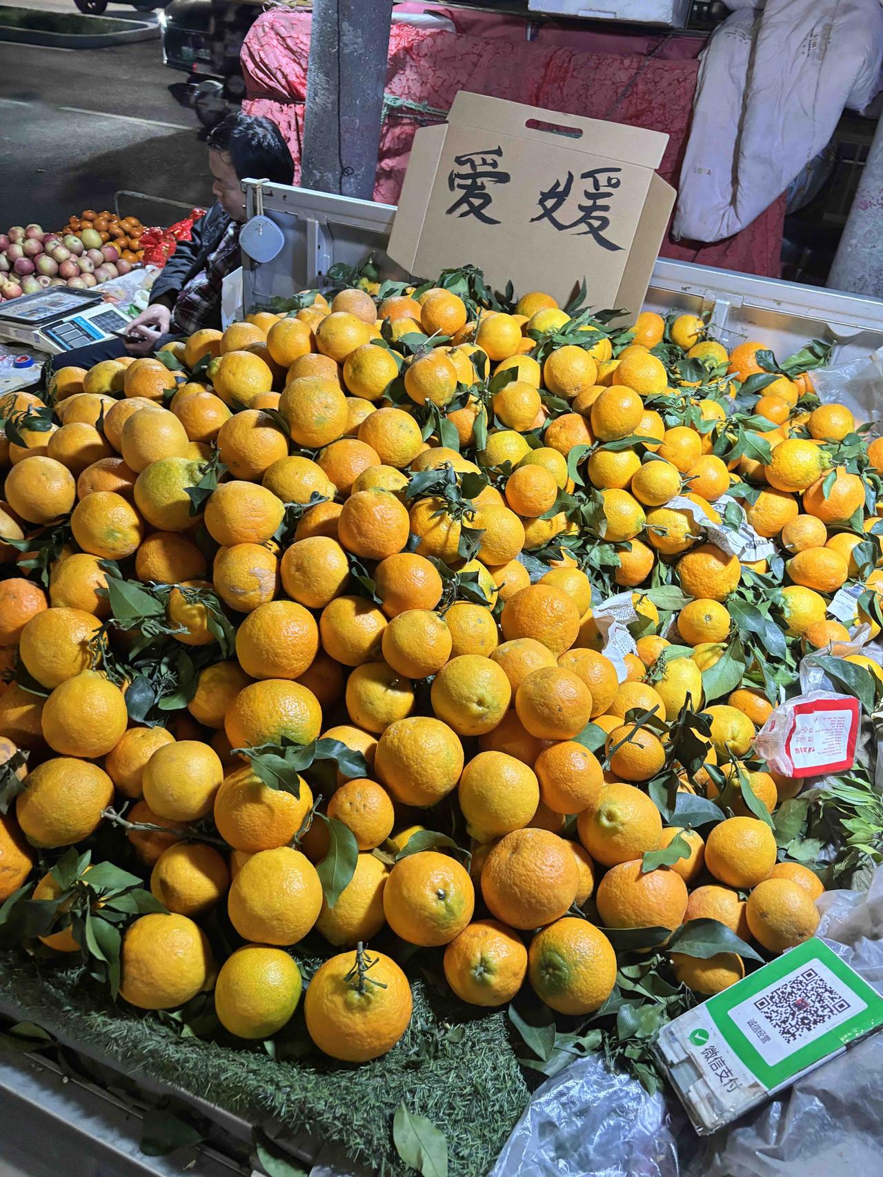 夜市最热闹的是小吃区。烤面筋、羊肉串和现压饸饹的香味老远就能闻到，下班的人常买点