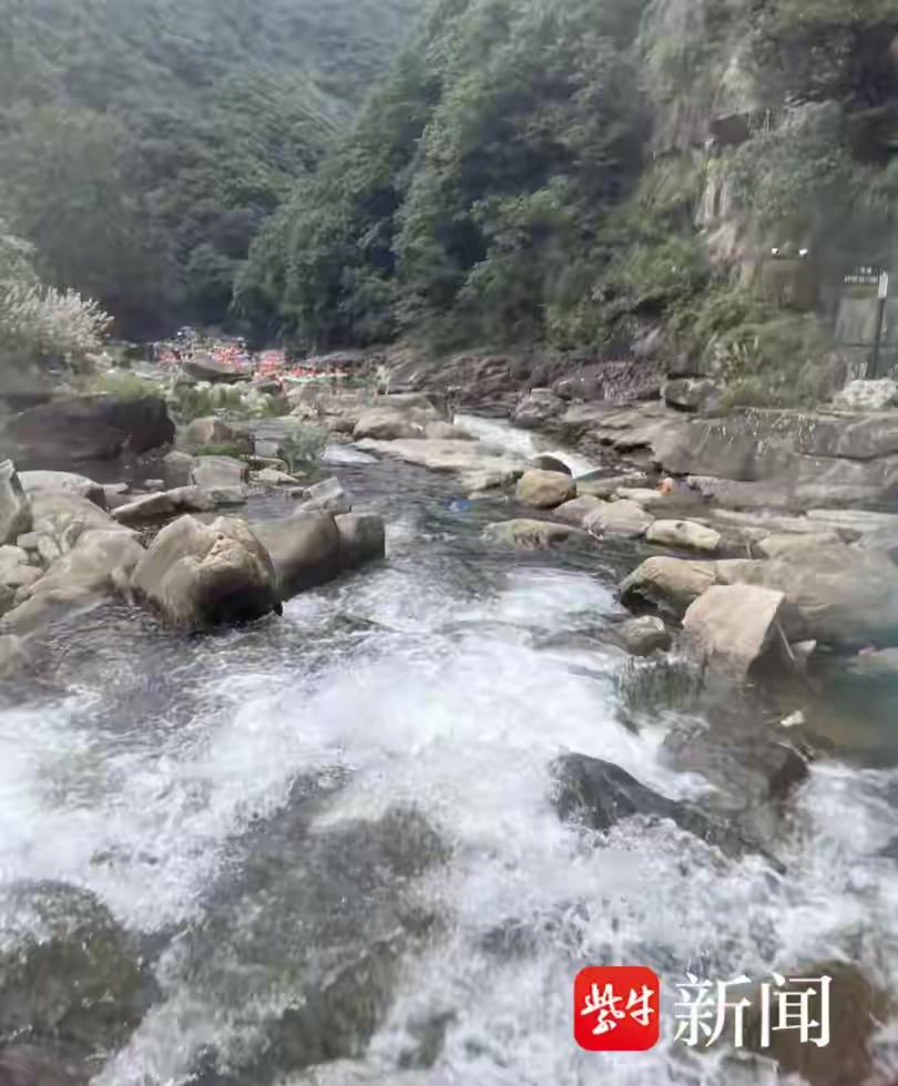 浙江杭州，女子在景区玩漂流时，手机不慎掉进河里，一村民打捞出来后，开口管她要15