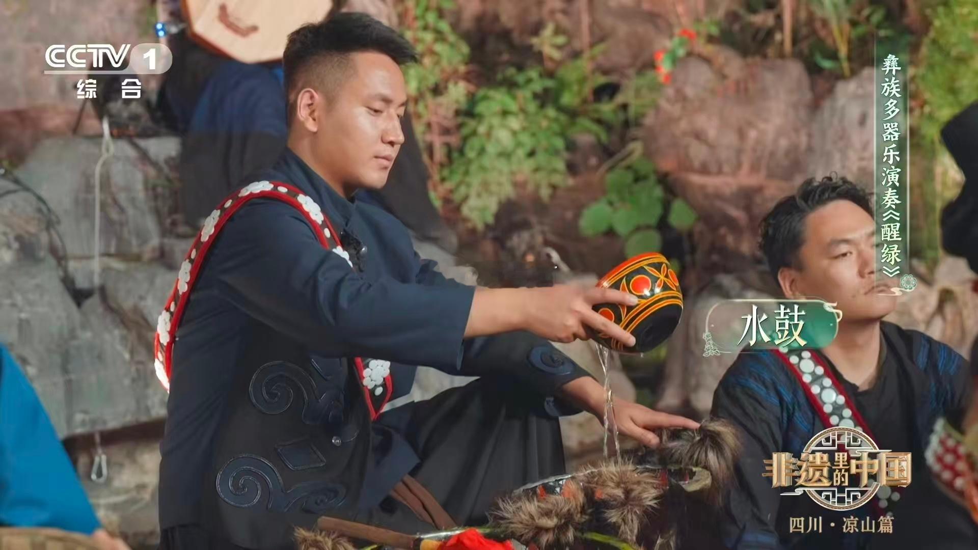 从八角月琴到竹筛水鼓，从木叶吹歌到口弦轻鸣，《醒绿》用最质朴的非遗乐器，诉说着彝