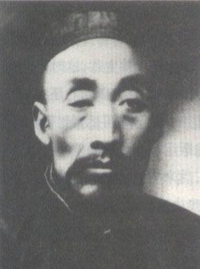 他是中国一位最伟大人物的父亲，可他不知道他儿子对国家和民族的伟大贡献而被人敬仰。