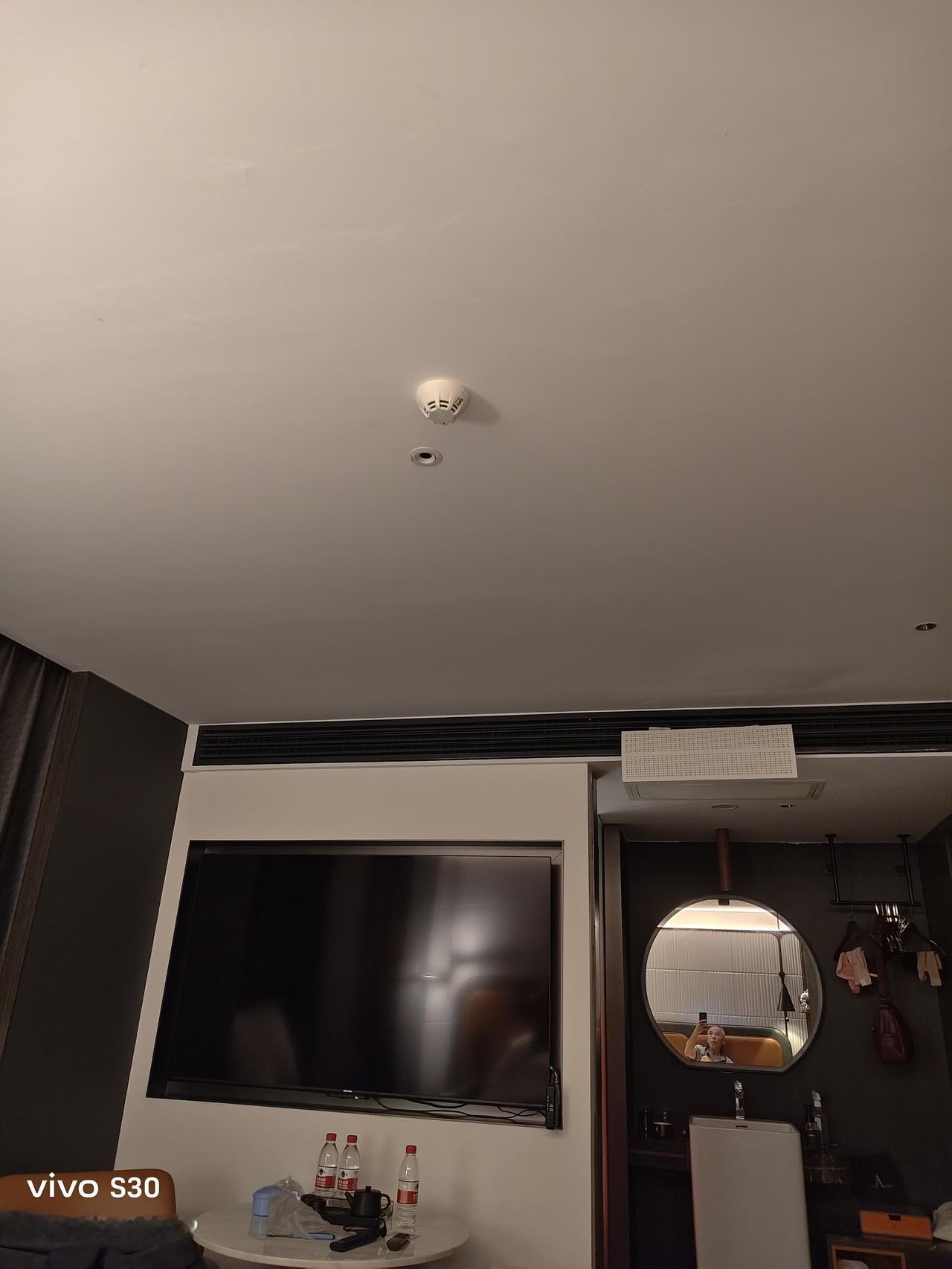 这是我在一家酒店住宿的房间，房子布置美观大方，物品陈设精致有序。由于天气炎热，我