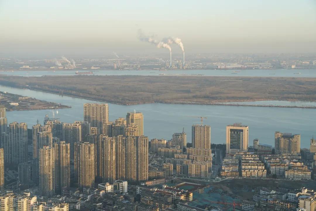 资产市场正经历一场大动荡！根据券商中国的爆料，今天，万科A被巨大的买单封死涨停板