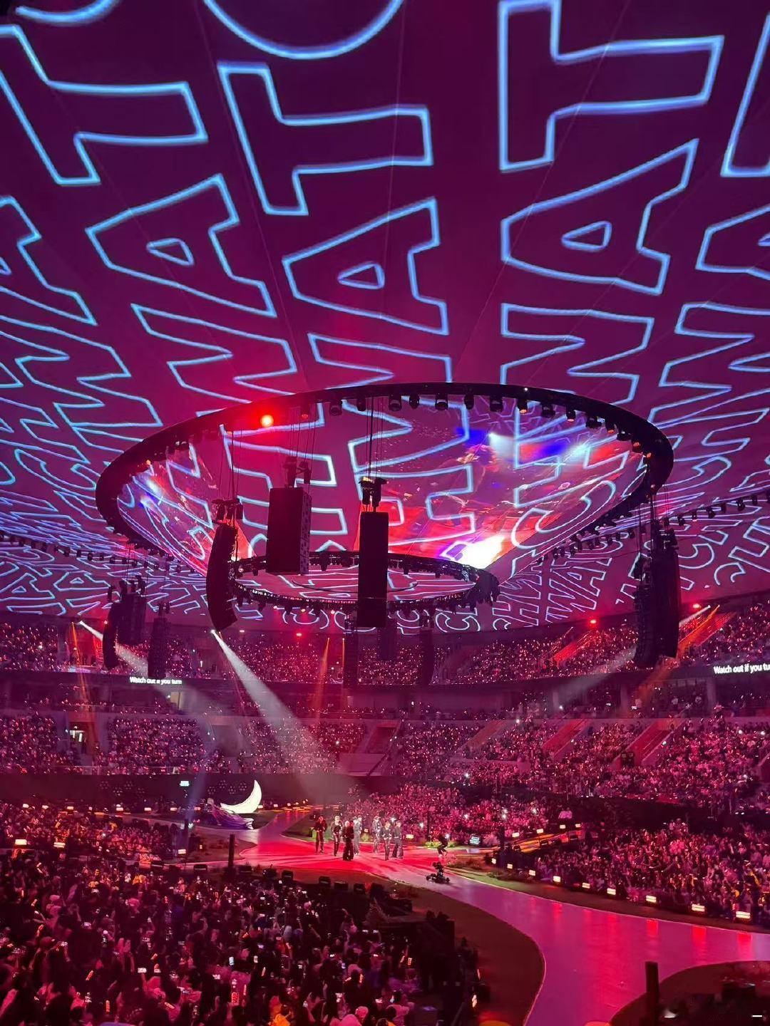 张杰说有唱歌的舞台是不容易的不辜负每一份奔赴，不浪费每一次舞台！张杰珍惜线下演唱