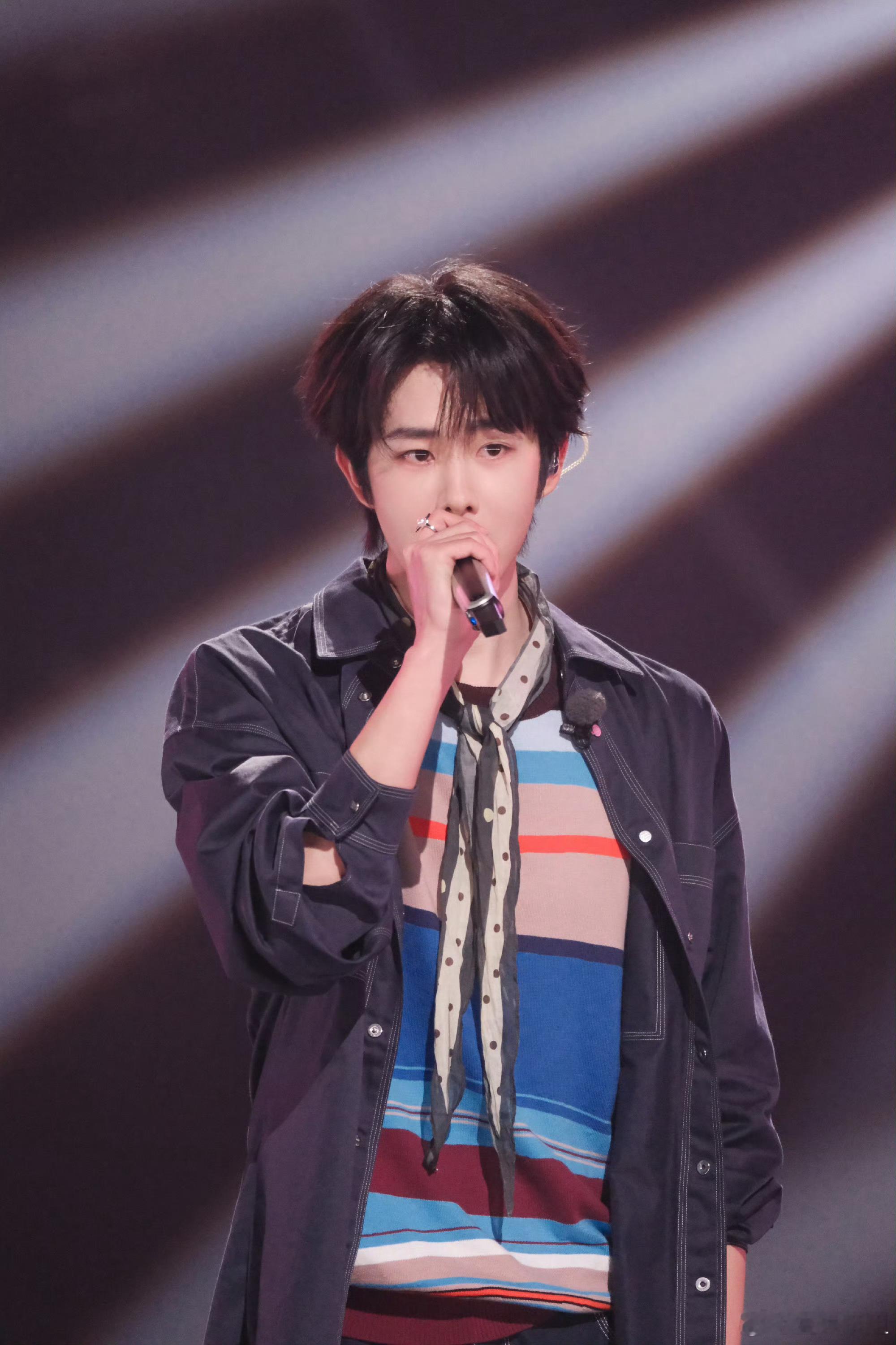 田嘉瑞心引力唱得好温柔被田嘉瑞的开口杀惊艳，演唱《心引力》嗓音温润柔和，不张扬不
