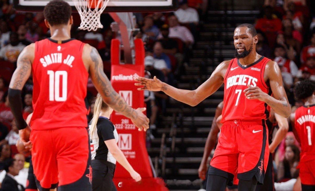 小贾被问到队内的化学反应变得更好：“是的，我感觉，杜兰特一直都对我们充满信心。他