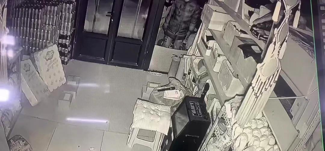 最近翁牛特旗的警察叔叔们可真是忙坏了，两个盗窃团伙被一网打尽，4个犯罪嫌疑人被抓