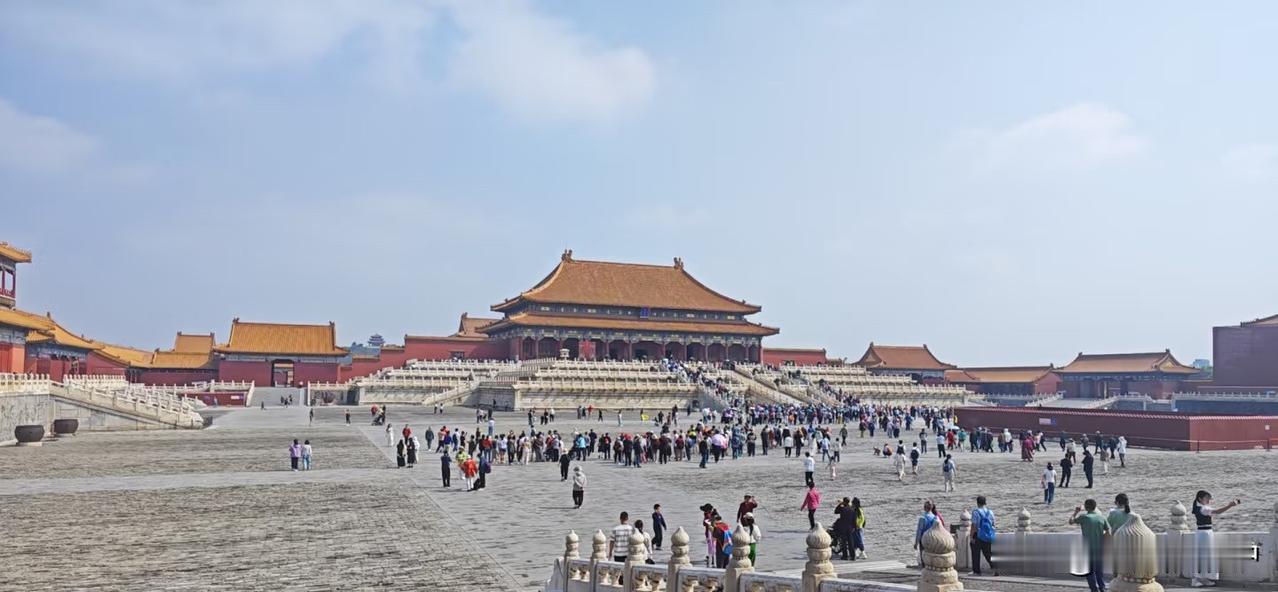今天游览了北京的颐和园和圆明园遗址公园，真是令人陶醉！颐和园全价票仅30元，圆明