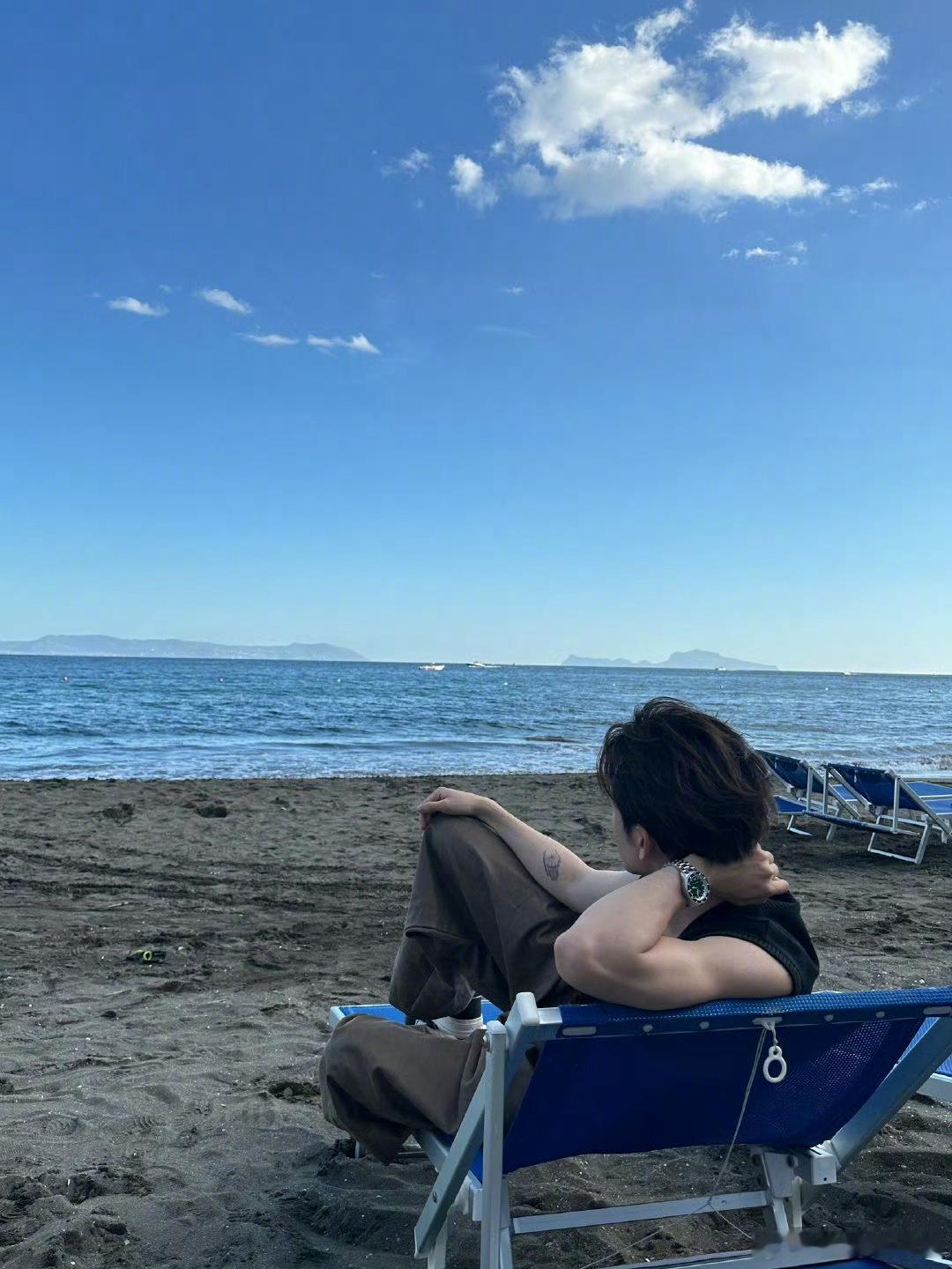 曾舜晞女友视角的背影.他的背影会说话吧！像在说“别担心，有我呢””，又像在说“往