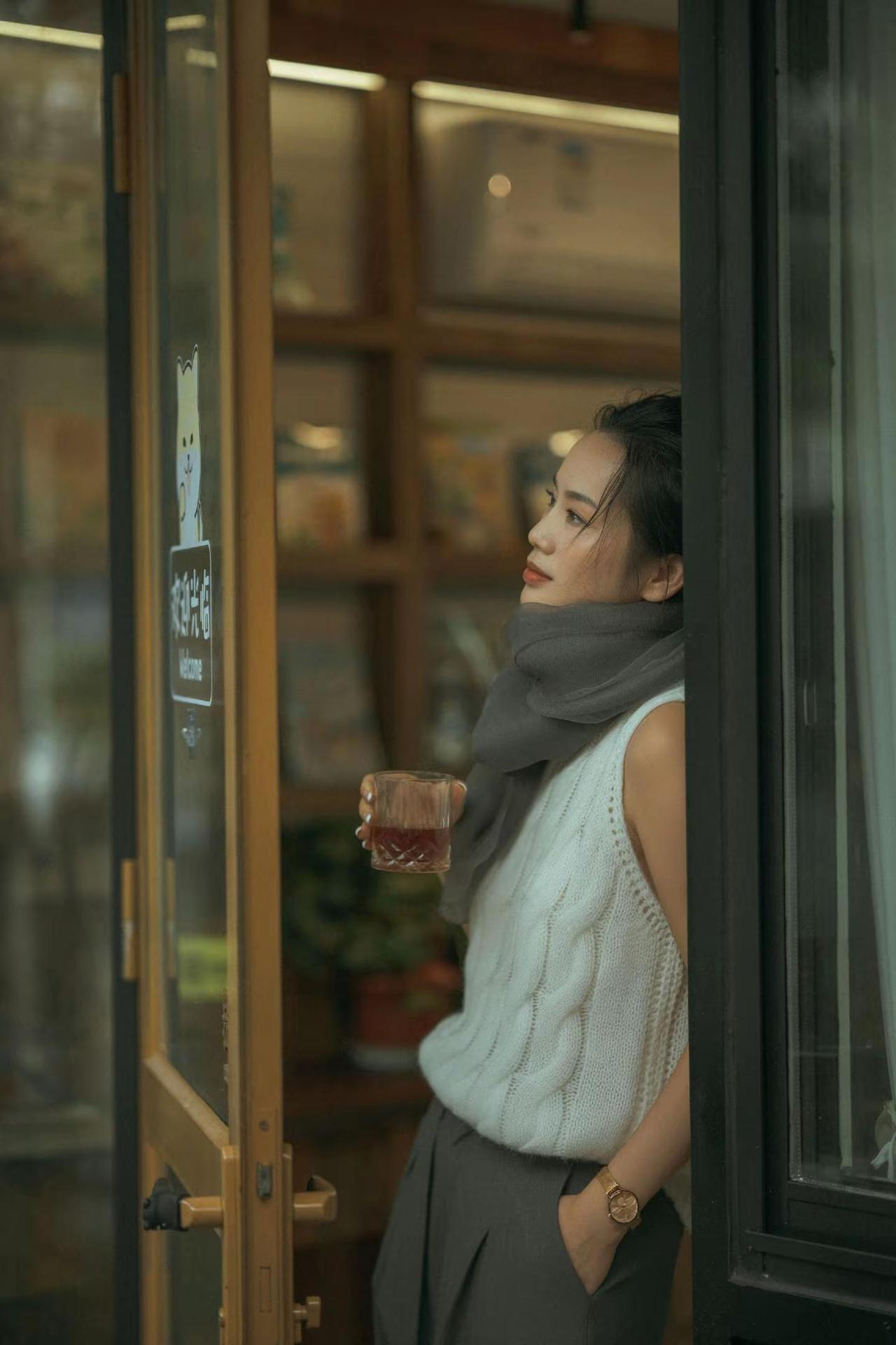 窗外是雨，店里是暖黄色的灯。她只是安静地坐在那里，发呆、看书、等一杯咖啡后期@摄