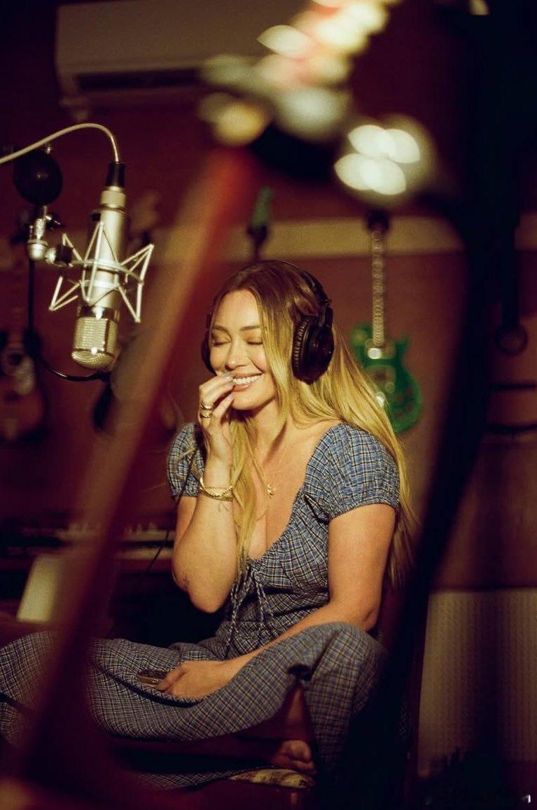 Hilary duff希拉里达芙继续为回归乐坛预热，新录音室照片释出，甚至还能看