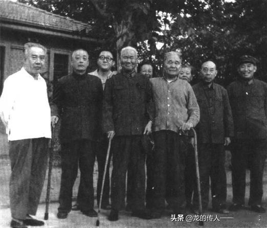一九八二年九月，陈再道在郑州与河南省军区干休所部分老同志合影。