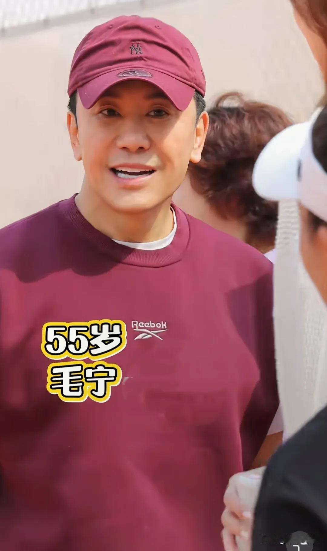 55岁的歌手毛宁，现身网球明星赛，不愧是运动员出身的，这身材保持得真好。[赞]