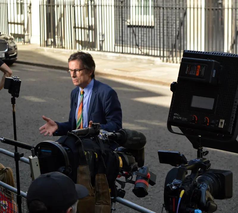 特朗普还真是总跟主流媒体“对着干”。就说BBC，去年大选前夕，BBC播出纪录片把