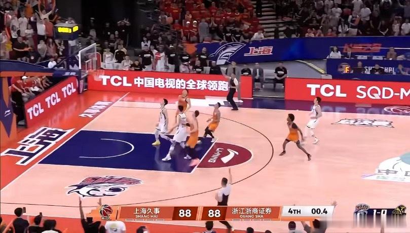 古德温绝杀古德温压哨绝杀广厦，上海大比分2-0广厦！ 