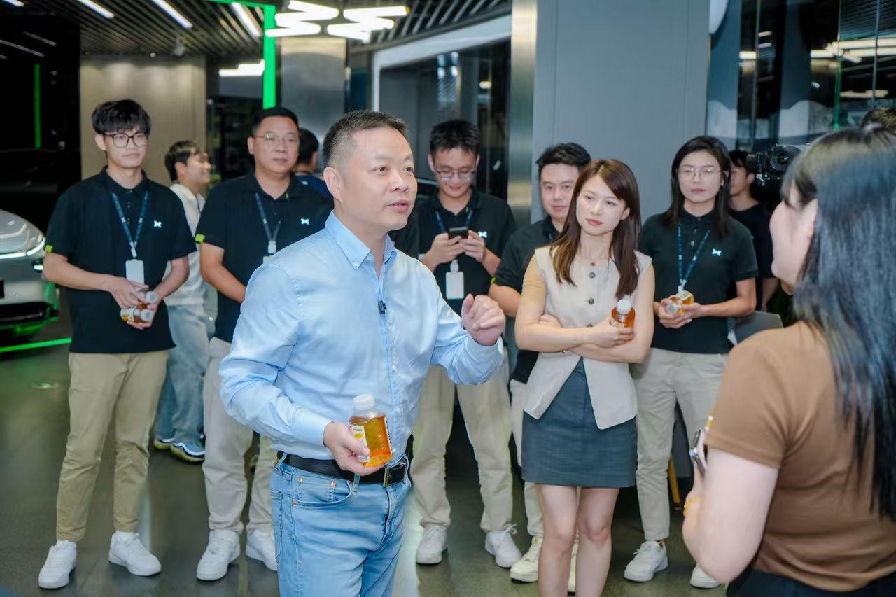8月25日晚，何小鹏在彩排完全新P7发布会后，探班试驾给大家送大麦茶。（寓意“大