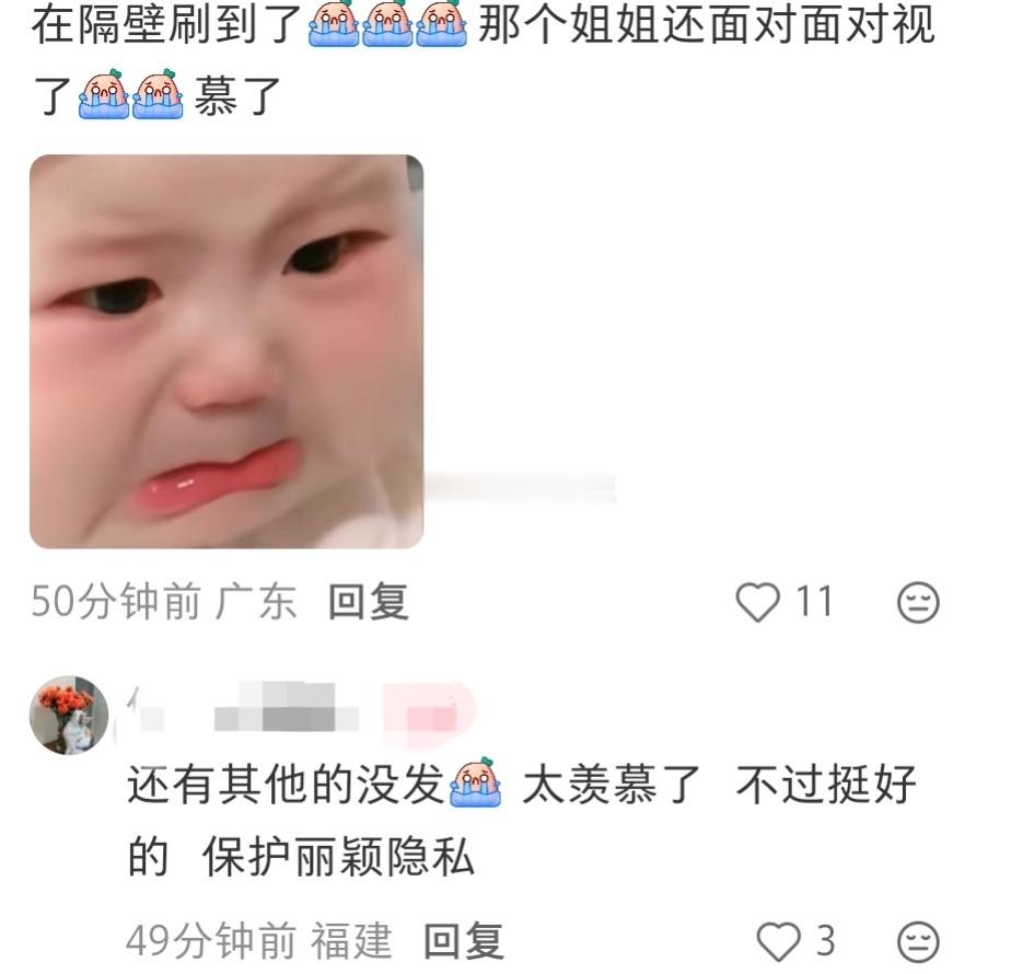 是新鲜的小丽🤲🏻有路人偶遇赵丽颖和好朋友逛街，据说这位朋友还和赵丽颖面对面对