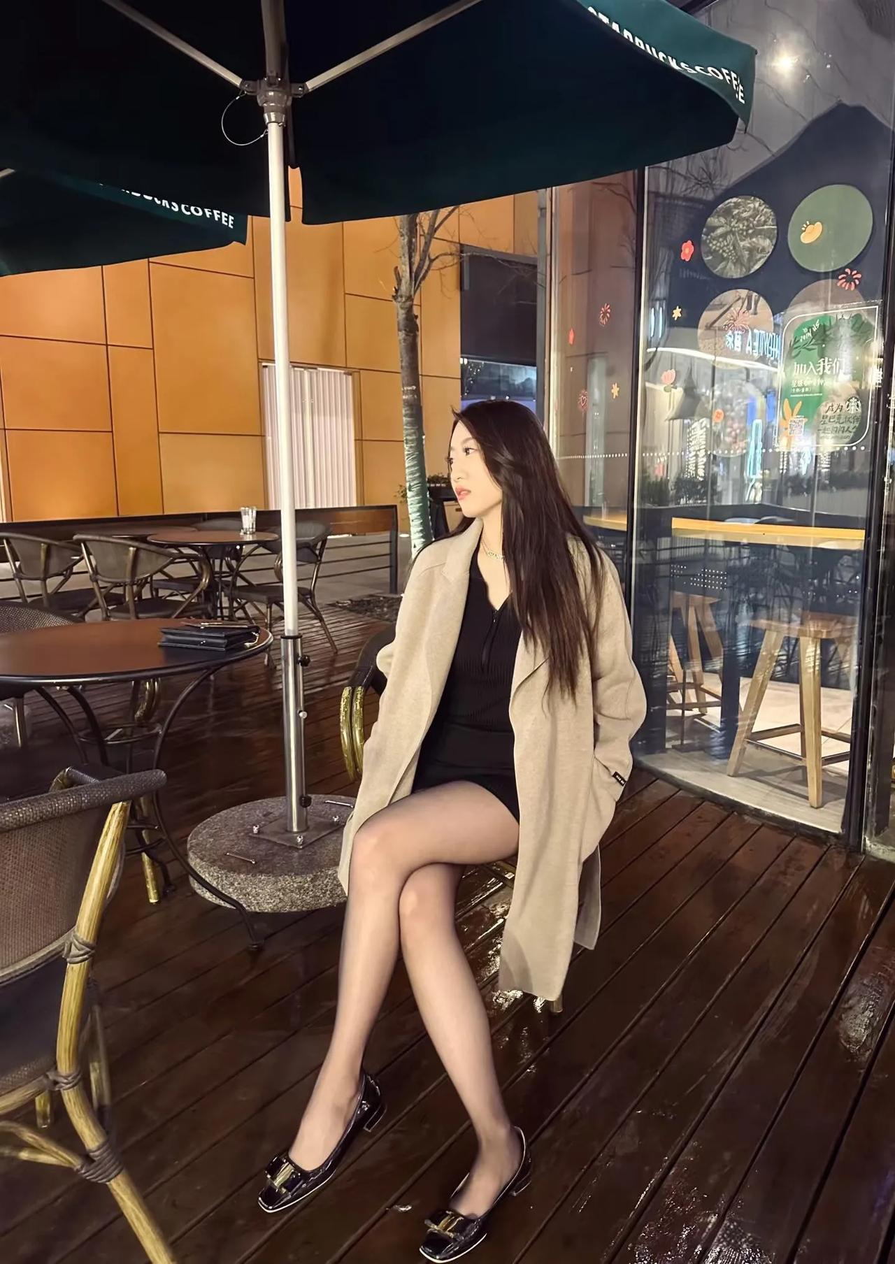 发现过了30岁后就特别喜欢穿丝袜，以前对丝袜真的很无感。
温柔穿搭 显身材穿搭 