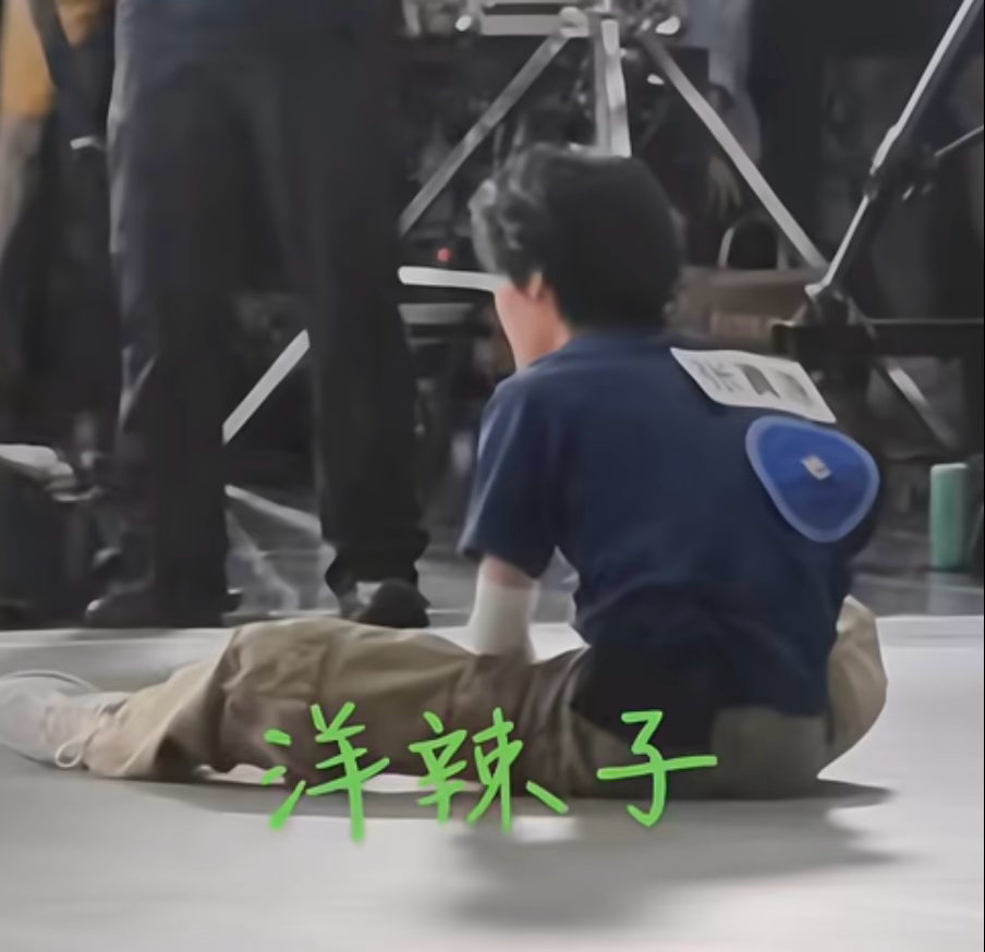 张真源这个头身比，上半身辣么短，腿辣么长，难怪每次坐下都小小一个张真源奔跑吧