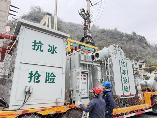国网重庆巫溪供电公司首次应用移动融冰车为线路融冰