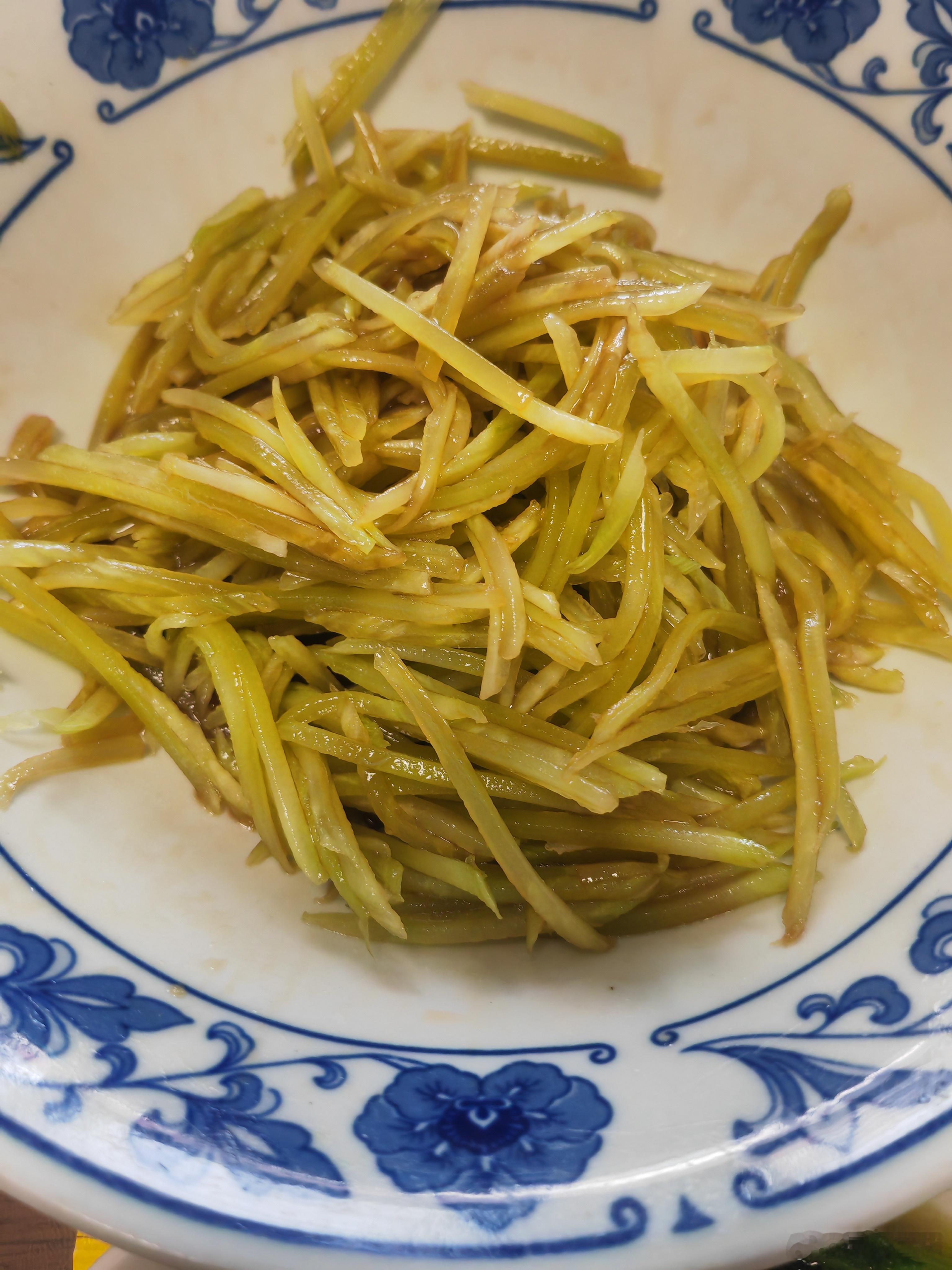 中午腊肠饭，辣炒花蛤，清炒绿化带，凉拌笋丝。 