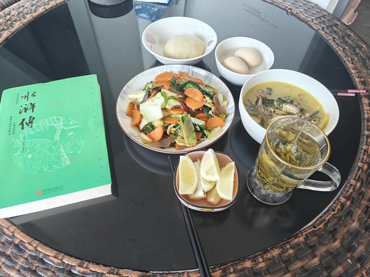 其实活着也挺简单、
​吃吃喝喝也用不了多少钱。
​有钱没钱都得活 ，
​粗茶淡饭