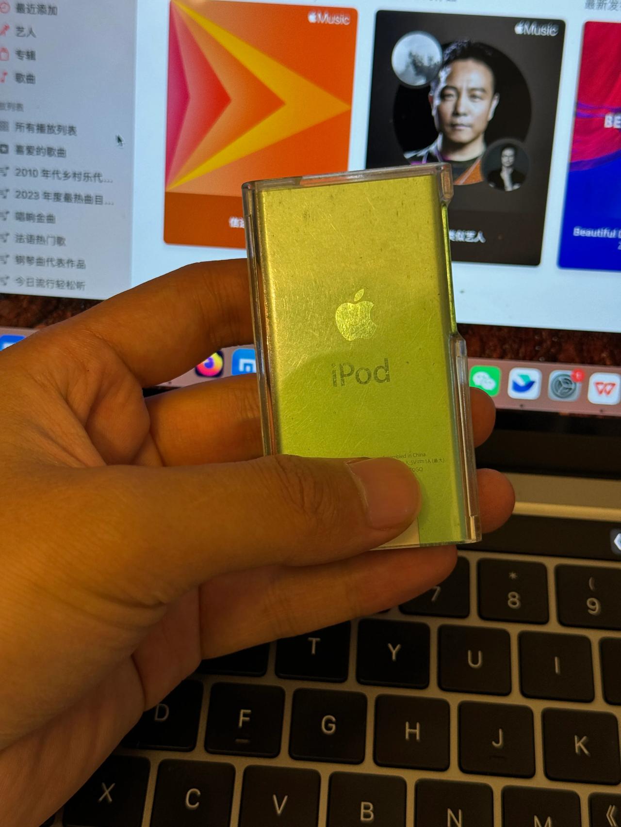为啥苹果要对工艺要求这么高呢？这是一台十多年前的iPod Nano7，拿在手上这