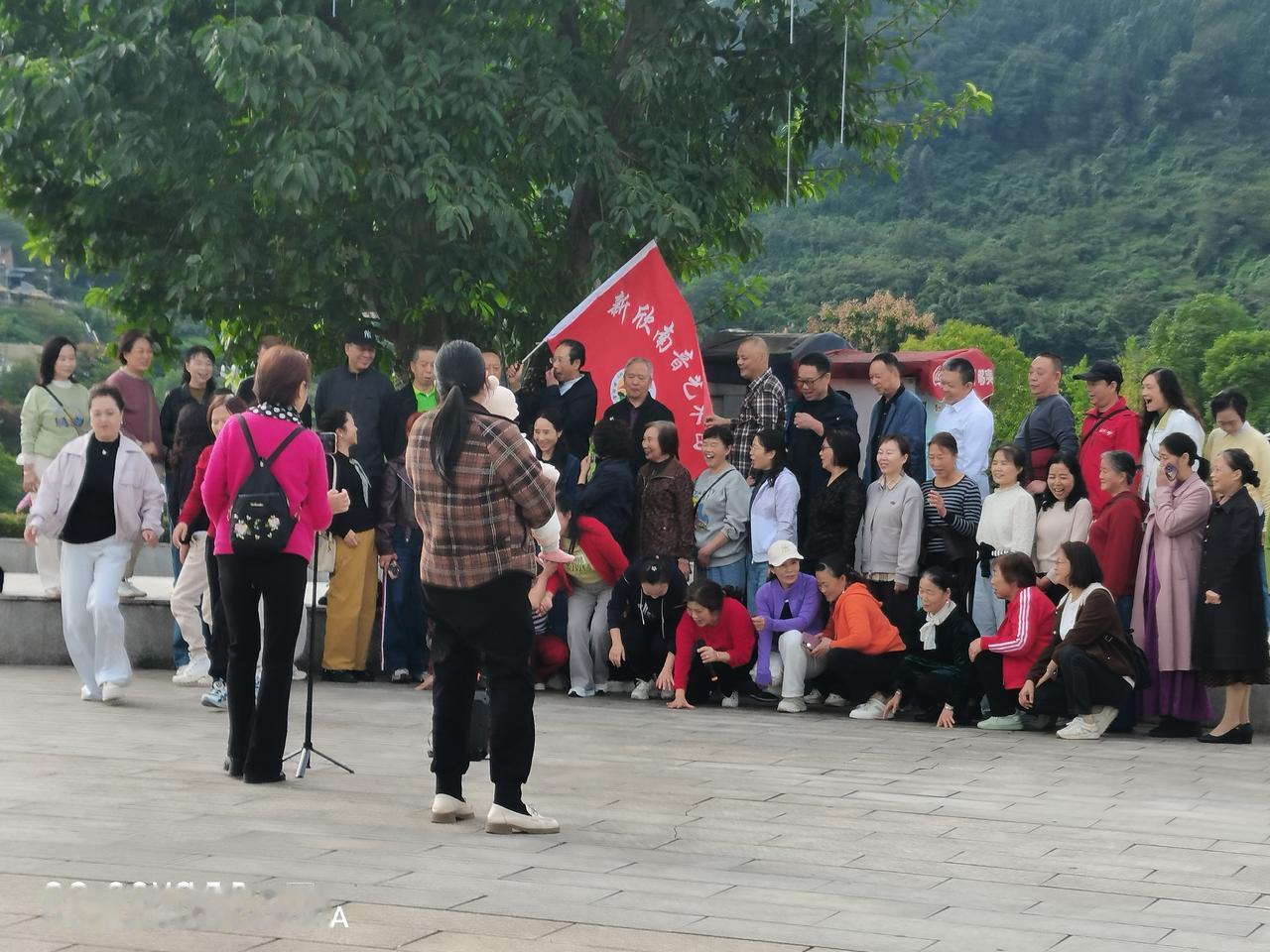 他86岁。见到他是在特护病房，身上插满了管子，上的呼吸机，心律监控等等。铺盖盖到