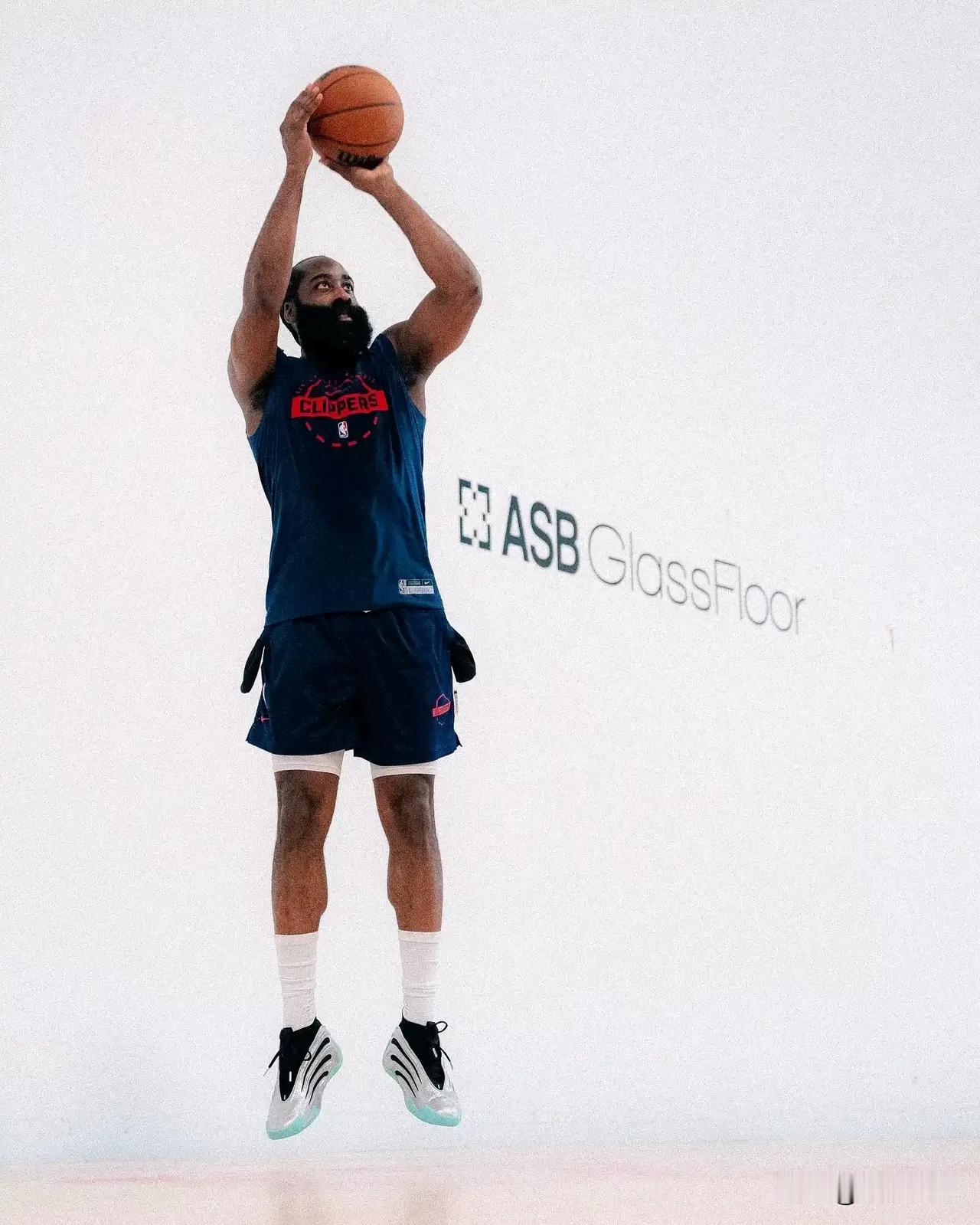 快船ins分享球员今日训练照并配文：本周过半&客场旅程已进行到一半