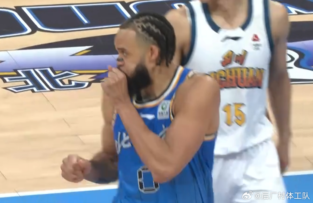 麦基CBA首秀 麦基在第一节中段替补登场，迎来CBA生涯首秀 