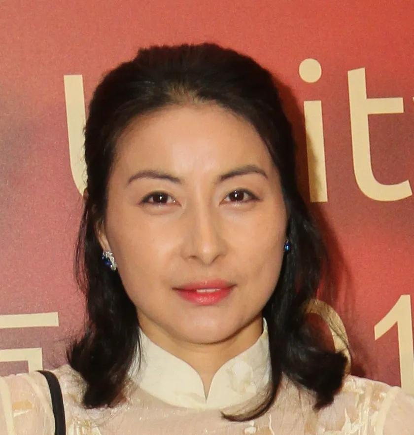 2008年，跳水冠军郭晶晶以2亿高价代言蓝月亮，谁知初期销量惨淡，公司亏损的一塌