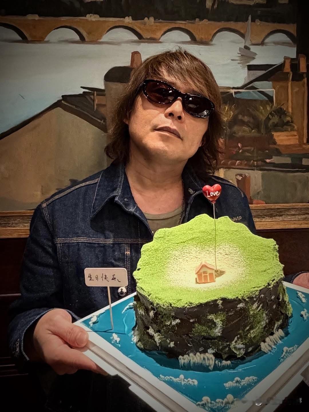 祝伍佰生日快乐！以后演唱会自己多唱几句[捂脸][捂脸][捂脸]