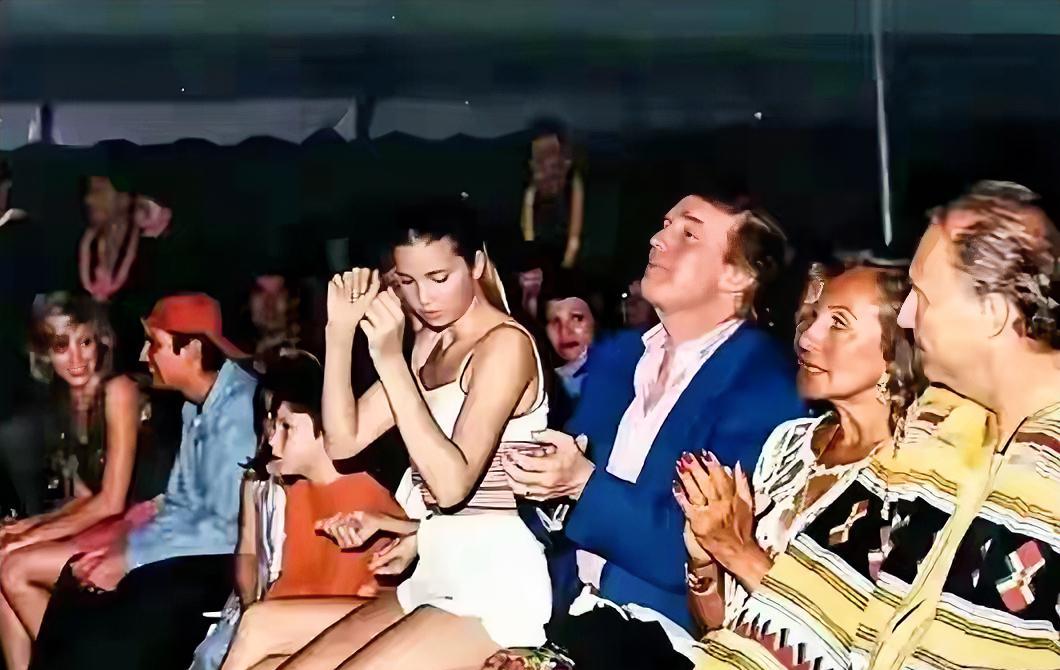 15岁，她在父亲腿上听演唱会，镁光灯捕捉每一帧。
你看到的是天伦之乐，但真正的故