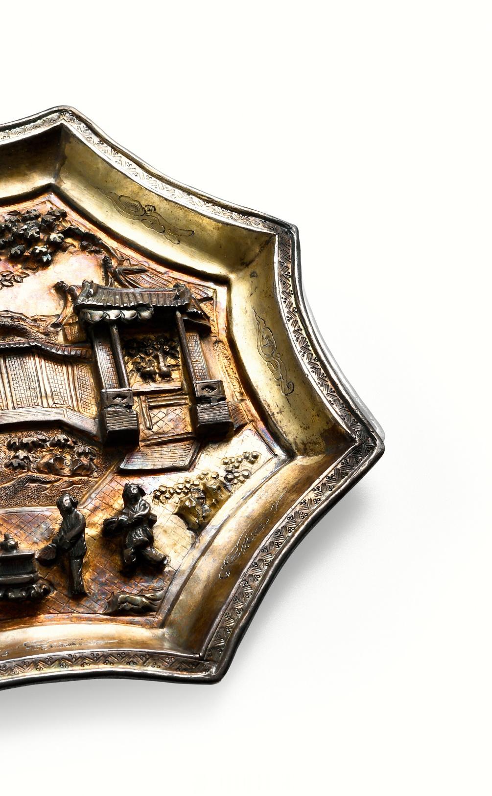 宋 银浮雕人物故事八方盘器作八角浅盘形，以纯银为材经锤堞錾刻而成。八边及盘面均呈